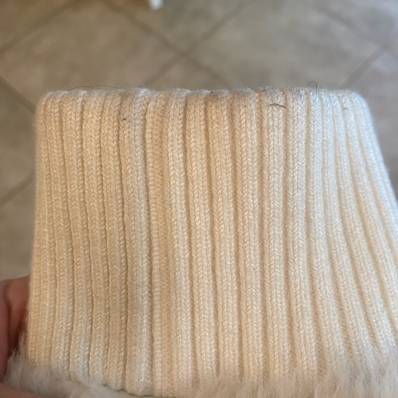 Andrew Marc New York Women’s Faux Fur white flower jacket size medium - Picture 5 of 8